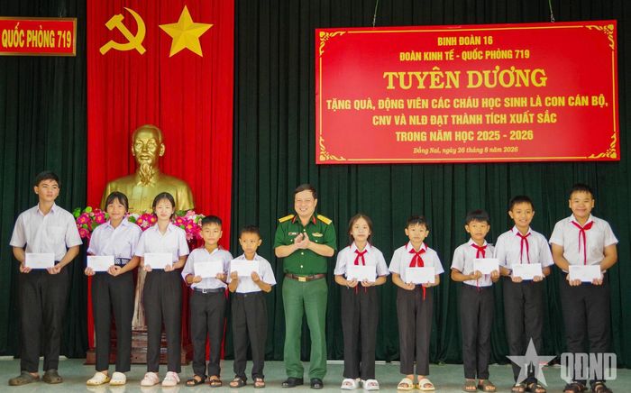 Thượng tá Vũ Văn Lương, Bí thư Đảng ủy, Phó đoàn trưởng Đoàn Kinh tế - Quốc phòng 719 trao phần thưởng tặng các cháu học sinh có thành thích xuất sắc năm học 2025-2026.
