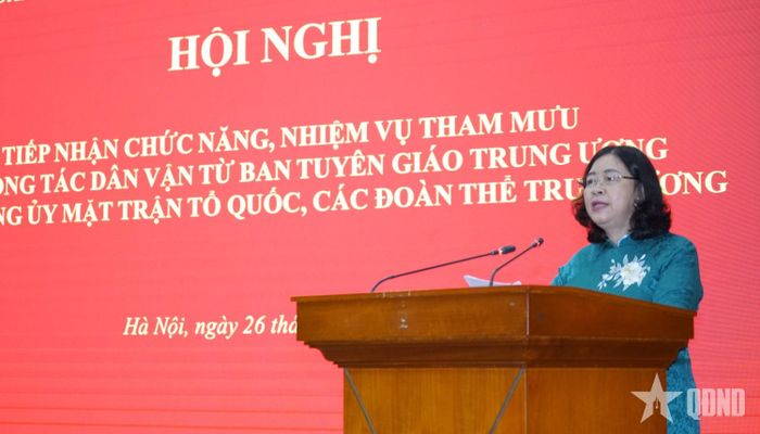 Đồng chí Bùi Thị Minh Hoài, Ủy viên Bộ Chính trị, Bí thư Trung ương Đảng, Bí thư Đảng ủy Mặt trận Tổ quốc, các đoàn thể Trung ương, Chủ tịch Ủy ban Trung ương Mặt trận Tổ quốc Việt Nam phát biểu tại hội nghị.