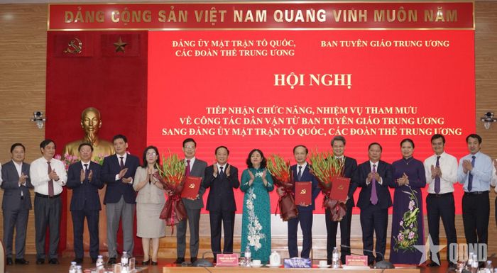 Đồng chí Bùi Thị Minh Hoài và đồng chí Trịnh Văn Quyết cùng các đại biểu chúc mừng các đồng chí giữ chức Phó bí thư chuyên trách Đảng ủy Mặt trận Tổ quốc, các đoàn thể Trung ương.