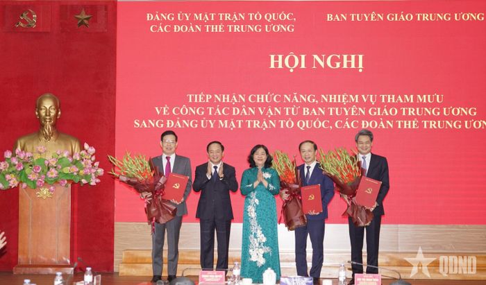 Đồng chí Bùi Thị Minh Hoài và đồng chí Trịnh Văn Quyết trao Quyết định của Bộ Chính trị, tặng hoa chúc mừng các đồng chí giữ chức Phó bí thư chuyên trách Đảng ủy Mặt trận Tổ quốc, các đoàn thể Trung ương.