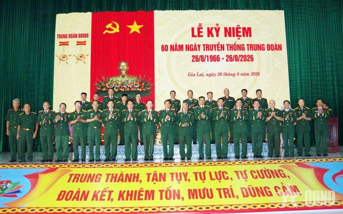  Các đại biểu chụp ảnh lưu niệm tại lễ kỷ niệm.  