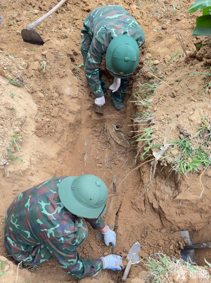 Đội 584, Phòng Chính trị, Bộ CHQS tỉnh Quảng Trị tìm kiếm, quy tập hài cốt liệt sĩ tại khu vực phường Quảng Trị.