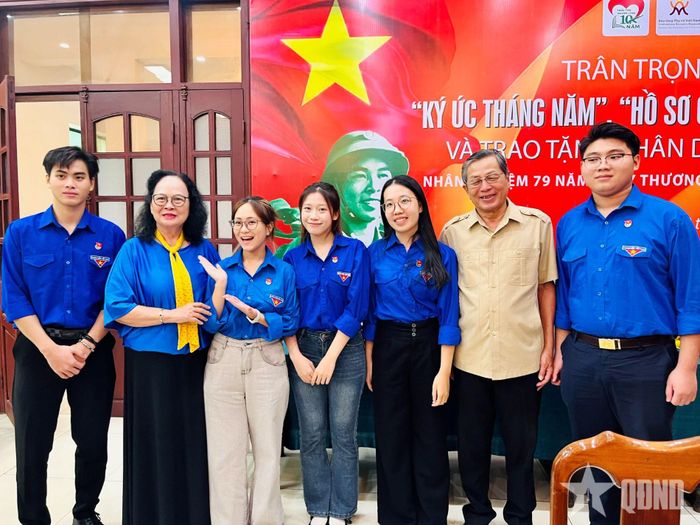 Các đoàn viên, thanh niên chụp ảnh kỷ niệm với các nhân chứng lịch sử.