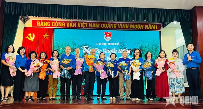 Ban tổ chức tặng hoa các đại biểu tham dự chương trình "Thắp lửa truyền thống, tiếp bước cha ông".