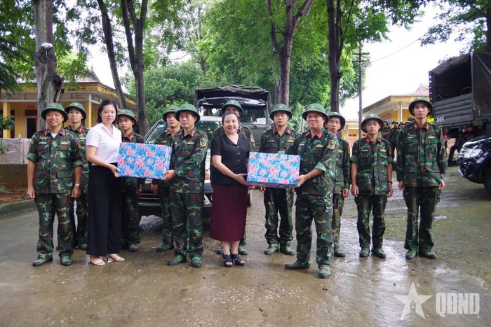  Những phần quà tuy không lớn nhưng chứa đựng tình cảm của cấp ủy, chính quyền và nhân dân địa phương với bộ đội.