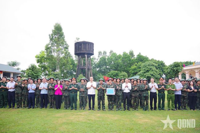 Đại diện các phường: Đông Kinh, Lương Văn Tri, Kỳ Lừa và Tam Thanh của tỉnh Lạng Sơn tặng quà cán bộ, chiến sĩ Trung đoàn 141.