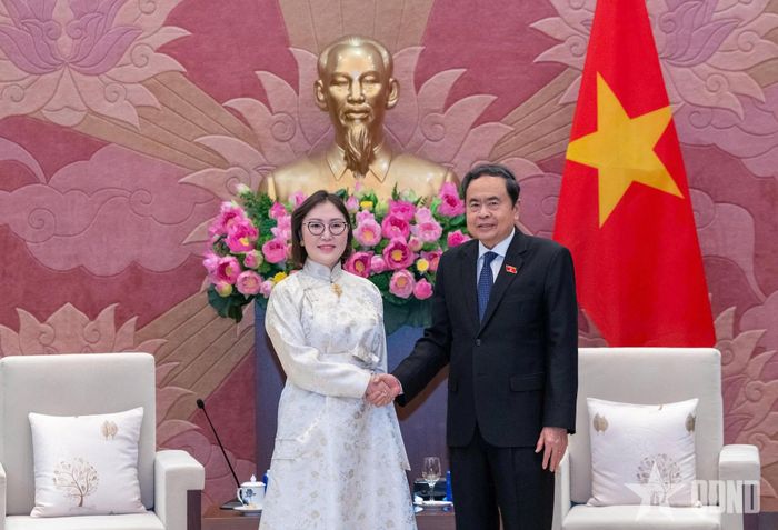 Chủ tịch Quốc hội Trần Thanh Mẫn và Đại sứ Mông Cổ Ganbaatar Hulan. Ảnh: LÂM HIỂN