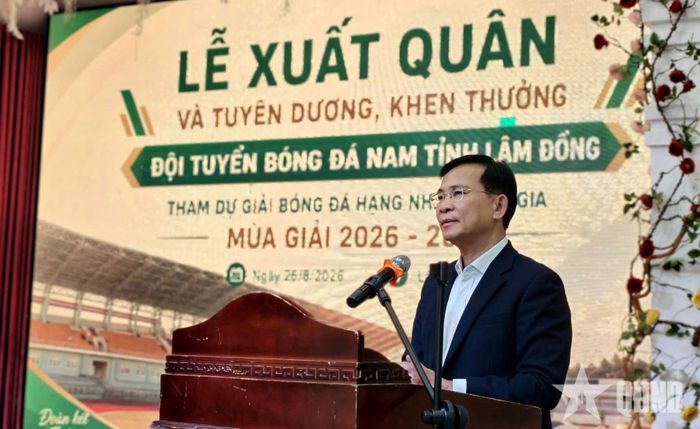 Đồng chí Hồ Văn Mười, Chủ tịch UBND tỉnh Lâm Đồng phát biểu giao nhiệm vụ cho đội tuyển bóng đá Lâm Đồng tại buổi lễ.