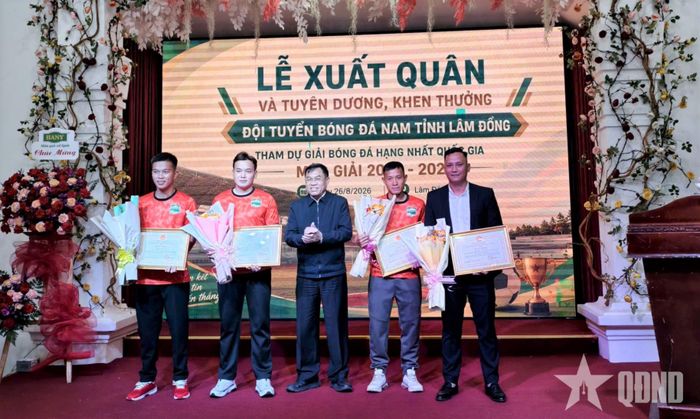 Trao thưởng huấn luyện viên trưởng và cầu thủ tại buổi lễ.