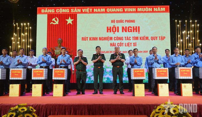  Thượng tướng Nguyễn Văn Gấu, Trung tướng Lê Quang Đạo cùng lãnh đạo Quân khu 7 tặng quà các đơn vị trực tiếp thực hiện nhiệm vụ tìm kiếm, quy tập hài cốt liệt sĩ. 