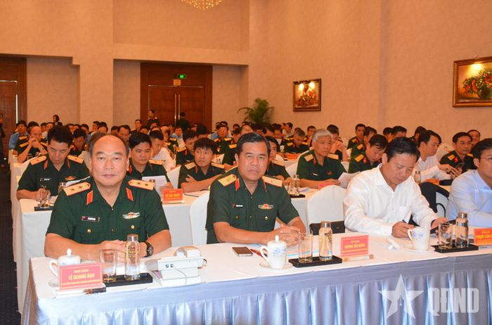 Trung tướng Lê Quang Đạo, Phó tổng Tham mưu trưởng và các đại biểu dự hội nghị. 