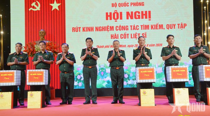 Thượng tướng Nguyễn Văn Gấu, Thượng tướng Lê Quang Minh và lãnh đạo Quân khu 7 tặng quà các đơn vị trực tiếp thực hiện nhiệm vụ tìm kiếm, quy tập hài cốt liệt sĩ. 