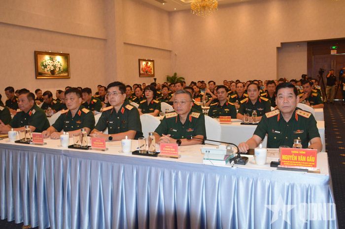 Thượng tướng Nguyễn Văn Gấu và Thượng tướng Lê Quang Minh, Phó chủ nhiệm Tổng cục Chính trị cùng các đại biểu dự hội nghị. 