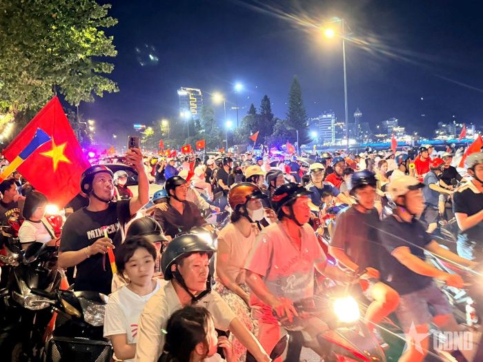 Không khí mừng chiến thắng ở phường Vũng Tàu, TP Hồ Chí Minh. 