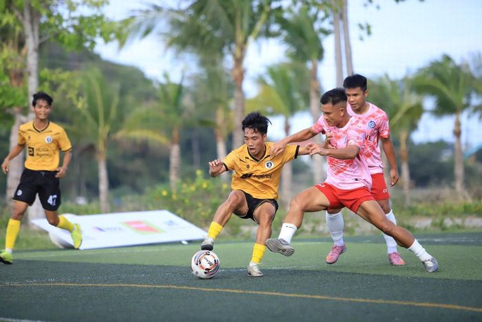 Quảng cáo Phát Đạt (phải) đã có trận thắng tối thiểu trước V&V.