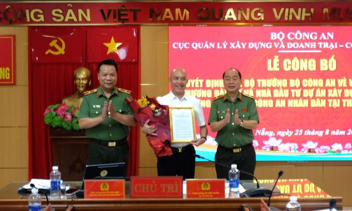 Thiếu tướng Hà Văn Tuyên và Thiếu tướng Nguyễn Hữu Hợp trao quyết định cho chủ đầu tư.