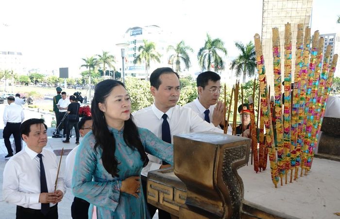 Các đại biểu tiến hành dâng hương tại buổi lễ