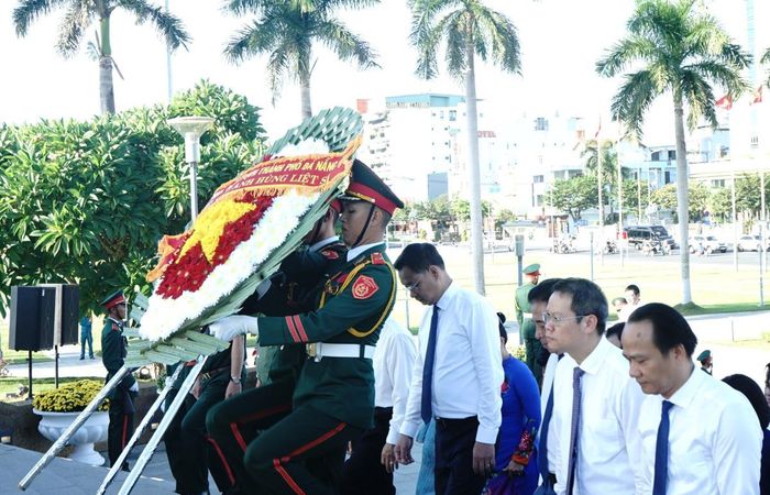 Đoàn đại biểu thực hiện nghi thức dâng hoa tại buổi lễ