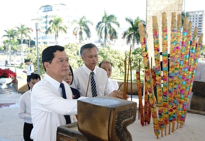 Lãnh đạo thành phố tiến hành dâng hương tại buổi lễ