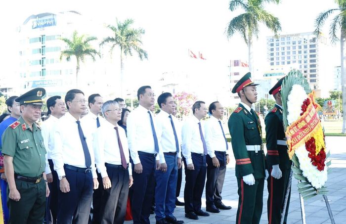 Đoàn đại biểu dự buổi lễ dâng hương