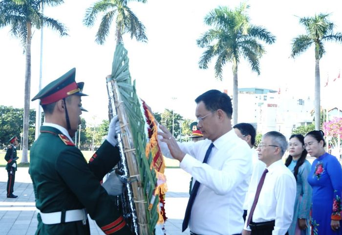 Bí thư Thành ủy Lê Ngọc Quang chỉnh hoa chuẩn bị vào buổi lễ dâng hương