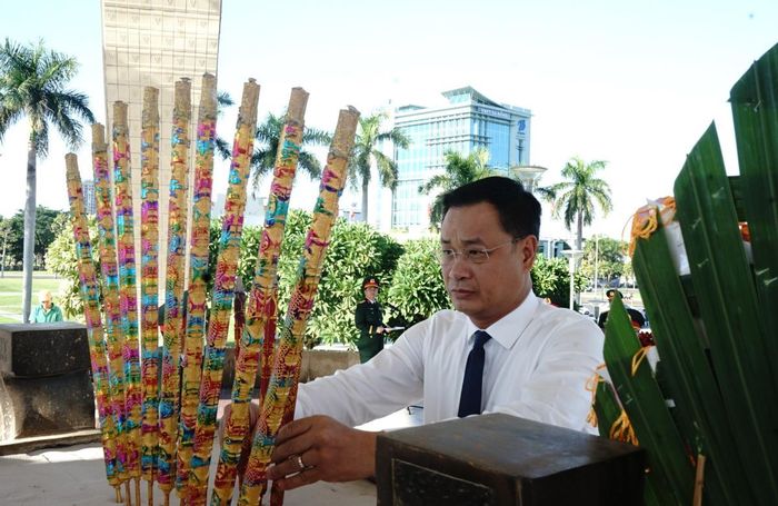 Bí thư Thành ủy Lê Ngọc Quang tiến hành dâng hương