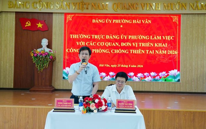 Bí thư Đảng ủy Hoàng Thanh Hòa và Chủ tịch UBND phường Hải Vân Nguyễn Thúc Dũng chủ trì hội nghị.