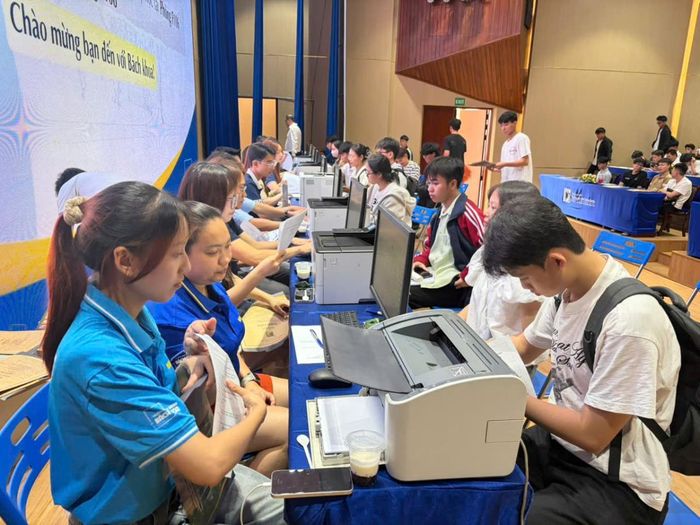 Các tân sinh viên đến làm thủ tục nhập học tại Trường ĐHBK Đà Nẵng sáng 25-8.