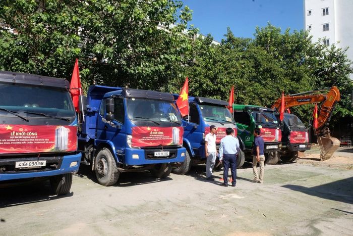 Các phương tiện sẵn sàng bước vào thi công công trình.