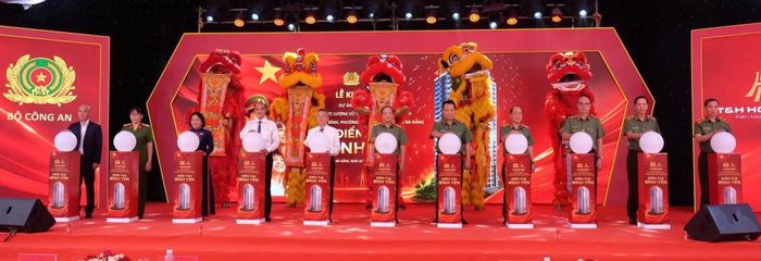 Các đại biểu lãnh đạo ấn nút khởi công công trình.