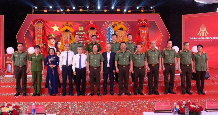 Các đại biểu chụp ảnh lưu niệm tại buổi lễ.