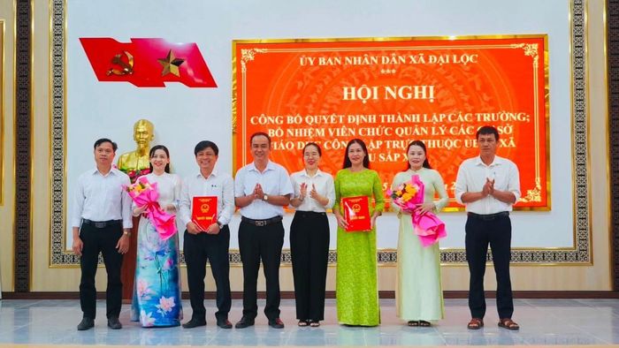 Lãnh đạo xã Đại Lộc trao quyết định thành lập trường mới và bổ nhiệm hiệu trưởng, phó hiệu trưởng các trường.