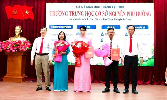 Lãnh đạo xã Hòa Tiến trao quyết định thành lập 3 cơ sở giáo dục và bổ nhiệm hiệu trưởng, phó hiệu trưởng các trường.
