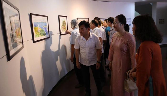 Các đại biểu tham quan, thưởng lãm tại Triển lãm "Ký họa độ thị Đà Nẵng".