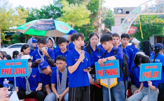 Chủ tịch UBND xã Phú Thuận Nguyễn Thị Hồng đối thoại với thanh niên.