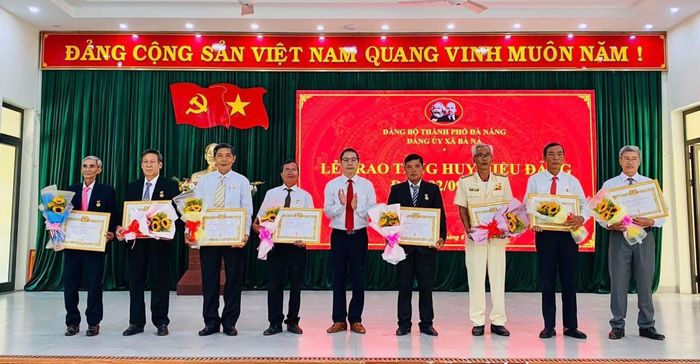 Lãnh đạo xã Bà Nà trao tặng Huy hiệu Đảng cho các đảng viên