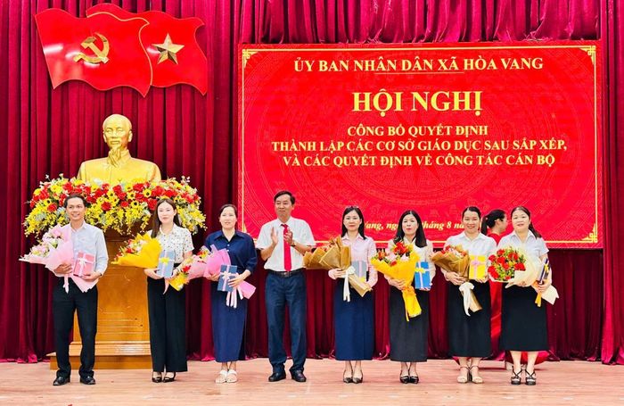 Chủ tịch UBND xã Hòa Vang Lê Phú Nguyện tặng quà tri ân các thầy, cô thôi giữ chức vụ quản lý sau sắp xếp.