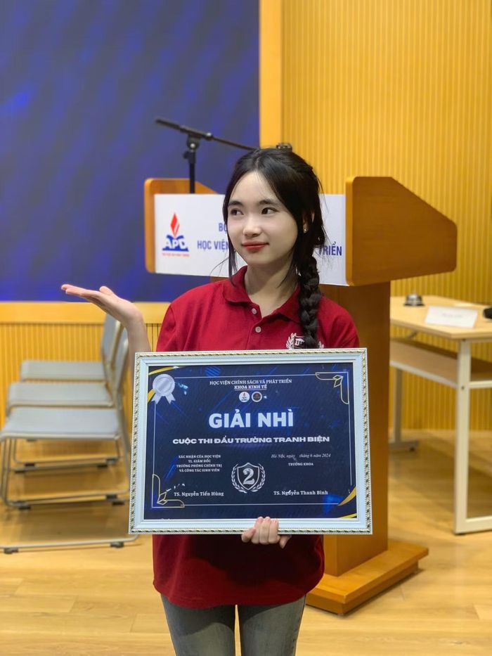 Thu Uyên nhận giải Nhì cuộc thi “Đấu trường tranh biện” năm 2024.