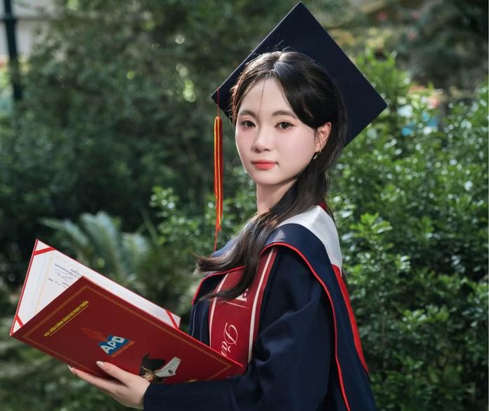 Thu Uyên được vinh danh là Thủ khoa toàn khóa 13, Học viện Chính sách và Phát triển.