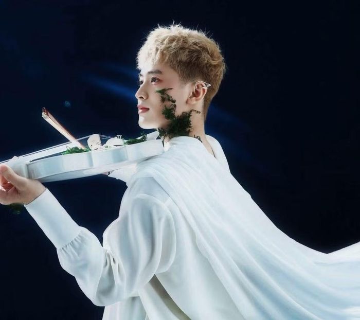 Song song với việc học, Quốc Kiệt cũng hoạt động tự do trong lĩnh vực nghệ thuật với vai trò người mẫu ảnh thương mại và diễn viên TVC.