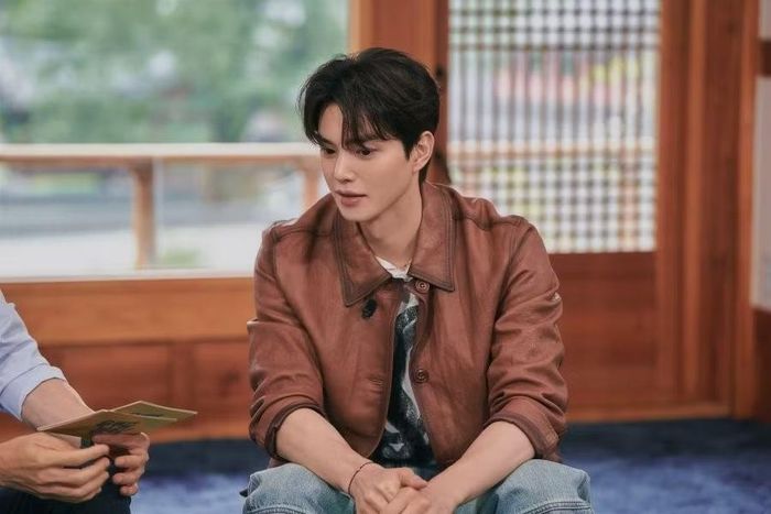 Song Kang sẽ vào vai Dan Yi Hyuk, một nam diễn viên hàng đầu Hàn Quốc đồng thời là người thừa kế tập đoàn tài phiệt thế hệ thứ ba. Là con ngoài giá thú của một gia đình tài phiệt, anh đã dành cả cuộc đời mình để đóng vai một người thừa kế hoàn hảo đúng như kỳ vọng của ông nội. Trước ống kính, anh là một 'ngôi sao hạng A', nhưng khi rời xa ánh đèn sân khấu, anh lại là cháu trai của một gia tộc tài phiệt quyền lực. Trong lúc chật vật tìm cách thoát khỏi cuộc chiến tranh giành quyền thừa kế của gia đình, anh vô tình vướng vào một mối quan hệ giả. Song Kang cũng vừa có màn tái xuất trên sóng truyền hình thực tế lần đầu tiên với chương trình "You Quiz on the Block" (đài tvN) phát sóng lúc 20h45 ngày 26/8 (giờ Hàn Quốc) kể từ khi xuất ngũ.