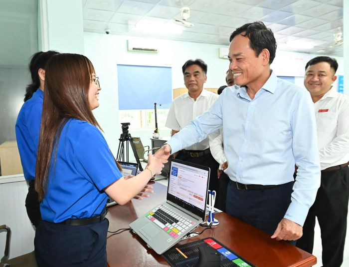 Bí thư Thành ủy TPHCM Trần Lưu Quang thăm hỏi cán bộ Đoàn trực tại Trung tâm Phục vụ hành chính công phường Bình Dương, tháng 9-2025. ẢNH: VIỆT DŨNG