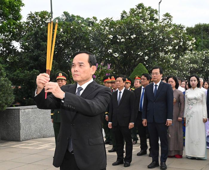  Bí thư Thành ủy TPHCM Trần Lưu Quang dâng hương tại Nghĩa trang TPHCM. Ảnh: VIỆT DŨNG 