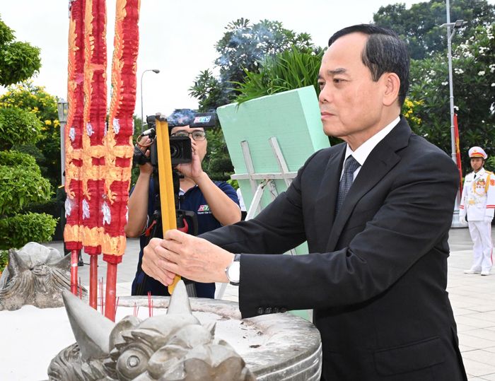 Bí thư Thành ủy TPHCM Trần Lưu Quang dâng hương tưởng nhớ các Anh hùng ﻿liệt sĩ tại Nghĩa trang Liệt sĩ TPHCM. Ảnh: VIỆT DŨNG 