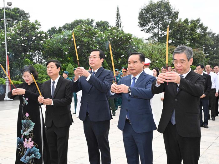  Các đồng chí Thường trực Thành ủy TPHCM dâng hương tại Nghĩa trang Liệt sĩ TPHCM. Ảnh: VIỆT DŨNG 