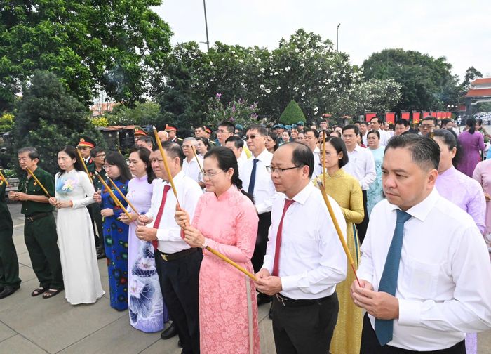  Đại biểu dâng hương tại Nghĩa trang TPHCM. Ảnh: VIỆT DŨNG 