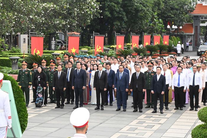  Đoàn đại biểu Thành ủy - HĐND - UBND - Ủy ban MTTQ Việt Nam TPHCM dâng hoa, dâng hương tại Nghĩa trang TPHCM. Ảnh: VIỆT DŨNG 
