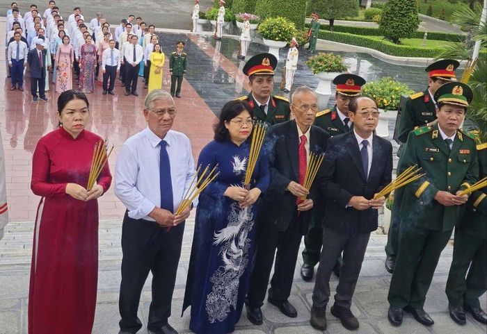 Phó Chủ tịch HĐND TPHCM Nguyễn Trường Nhật Phượng cùng đoàn đại biểu TPHCM dâng hương tại Nghĩa trang Liệt sĩ Bình Dương