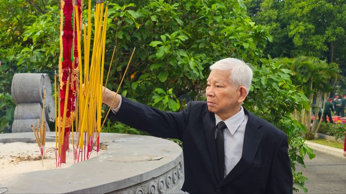 Đồng chí Nguyễn Minh Triết, nguyên Ủy viên Bộ Chính trị, nguyên Chủ tịch nước, dâng hương tại Nghĩa trang Liệt sĩ Bình Dương