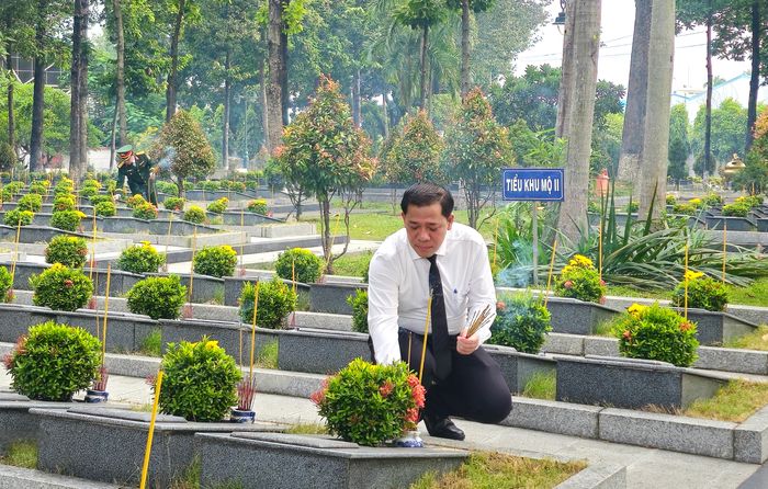 Các đại biểu viếng Nghĩa trang Liệt sĩ Bình Dương và thắp hương ở các phần mộ